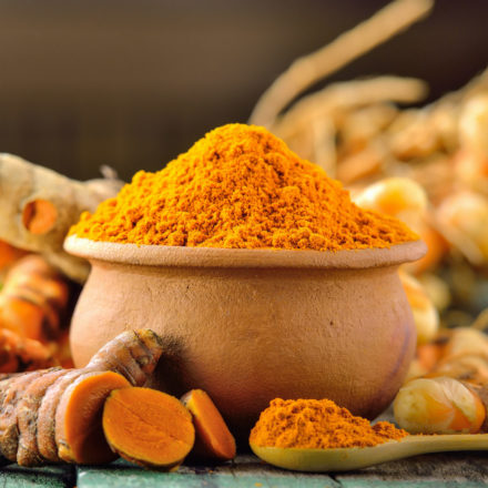 10 proprietà benefiche della curcuma, utilizzi e controindicazioni