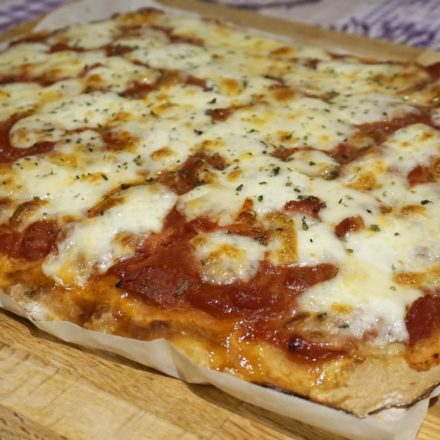 Pizza fatta in casa: buona, veloce e senza impasto